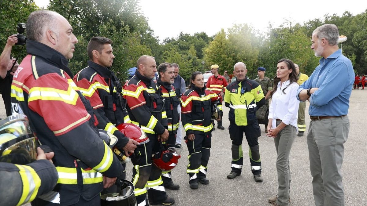 Los Reyes hablan con los bomberos del Consorcio de Zamora en su visita a las zonas afectadas. - EFE/FRANCISCO GÓMEZ/CASA REAL