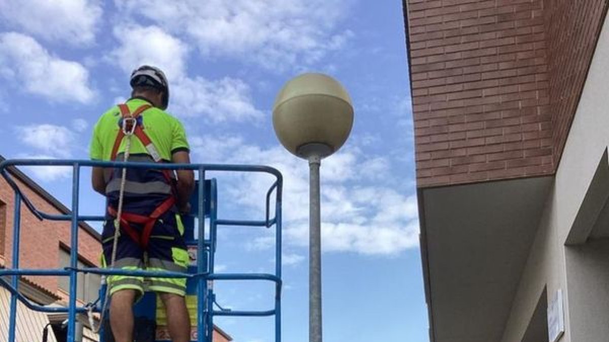 Las obras de renovación del alumbrado en Alfarràa (izquierda) y el ayuntamiento de Seròs, trasladado temporalmente al Casal Cultural. - A.L.B.B.