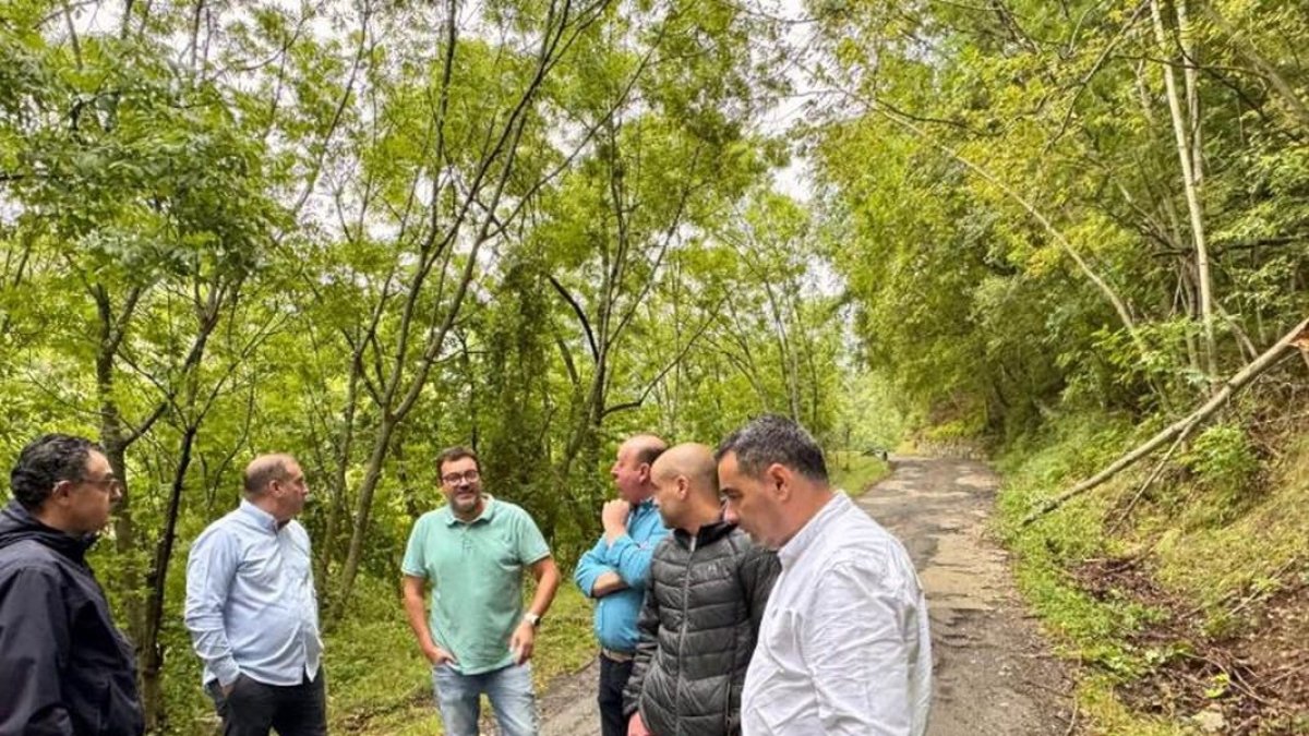 Técnicos y autoridades ayer en el camino de Escàs. - D.LL