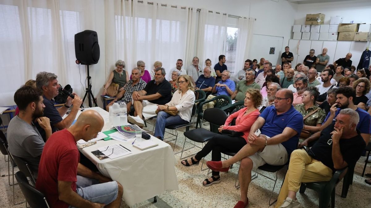 Casi un centenar de vecinos de l’Horta se reunieron ayer en el local social de Torres de Sanui. - AMADO FORROLLA