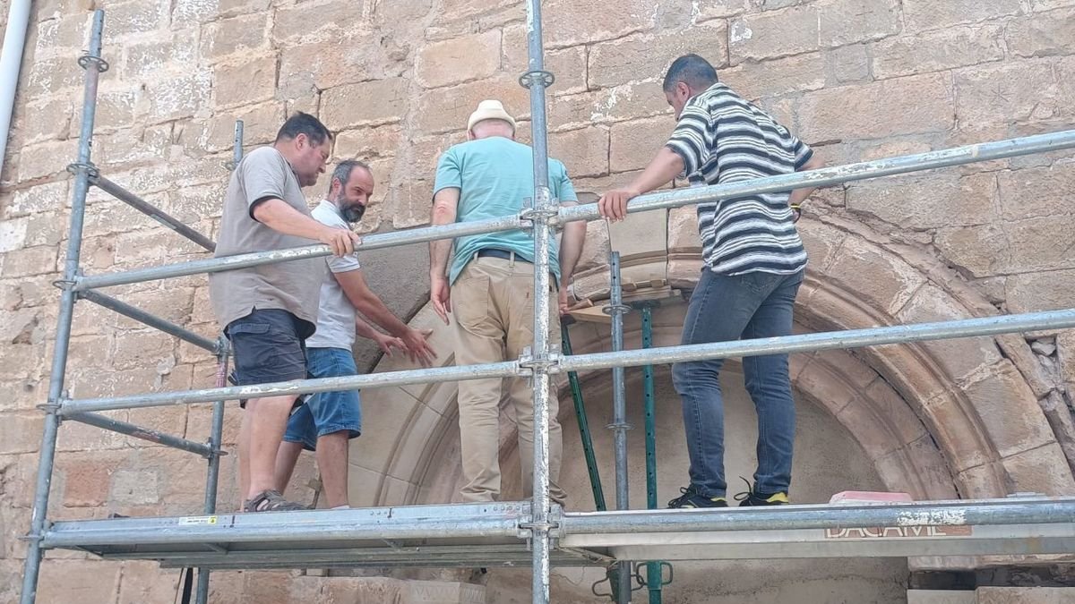 Las obras en la arcada de la iglesia de Sant Josep y el resultado final tras la intervención del consistorio. - AJUNTAMENT DE BOVERA