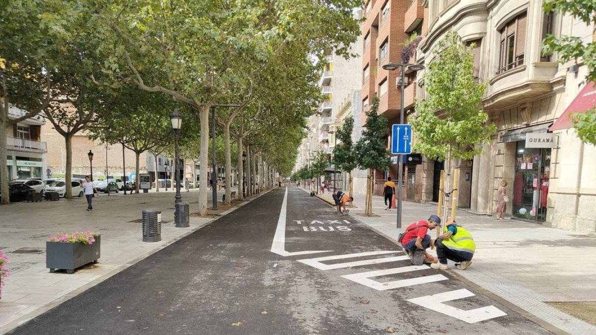 Operarios pintaron ayer las últimas marcas viales pendientes. - J.M.A.