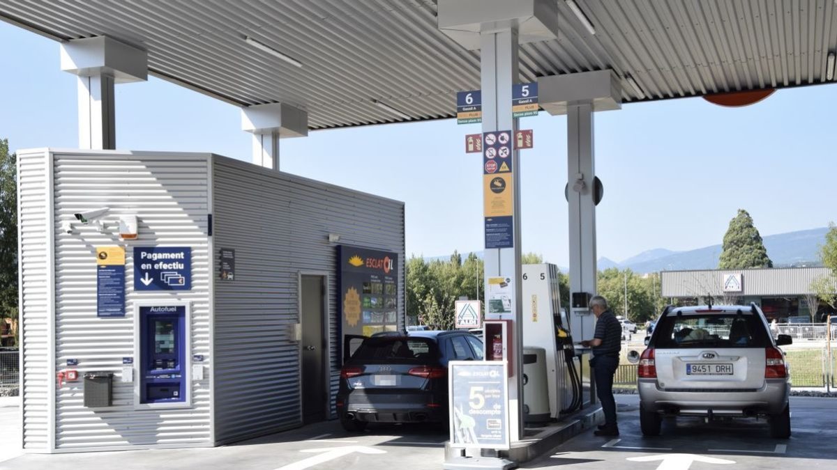 Imagen de un vehículo con matrícula andorrana repostando esta semana en La Seu. - C.SANS
