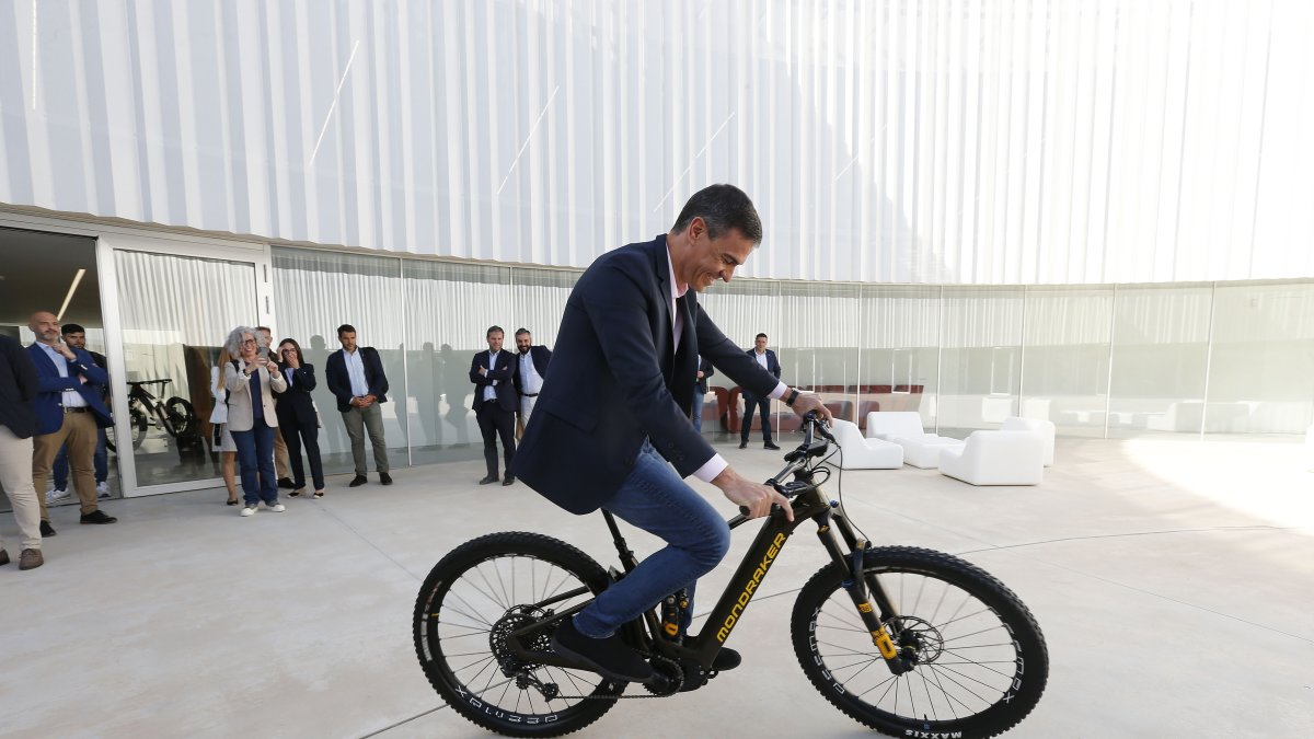 Pedro Sánchez, durant una visita a la fàbrica de bicicletes en una imatge d'arxiu.