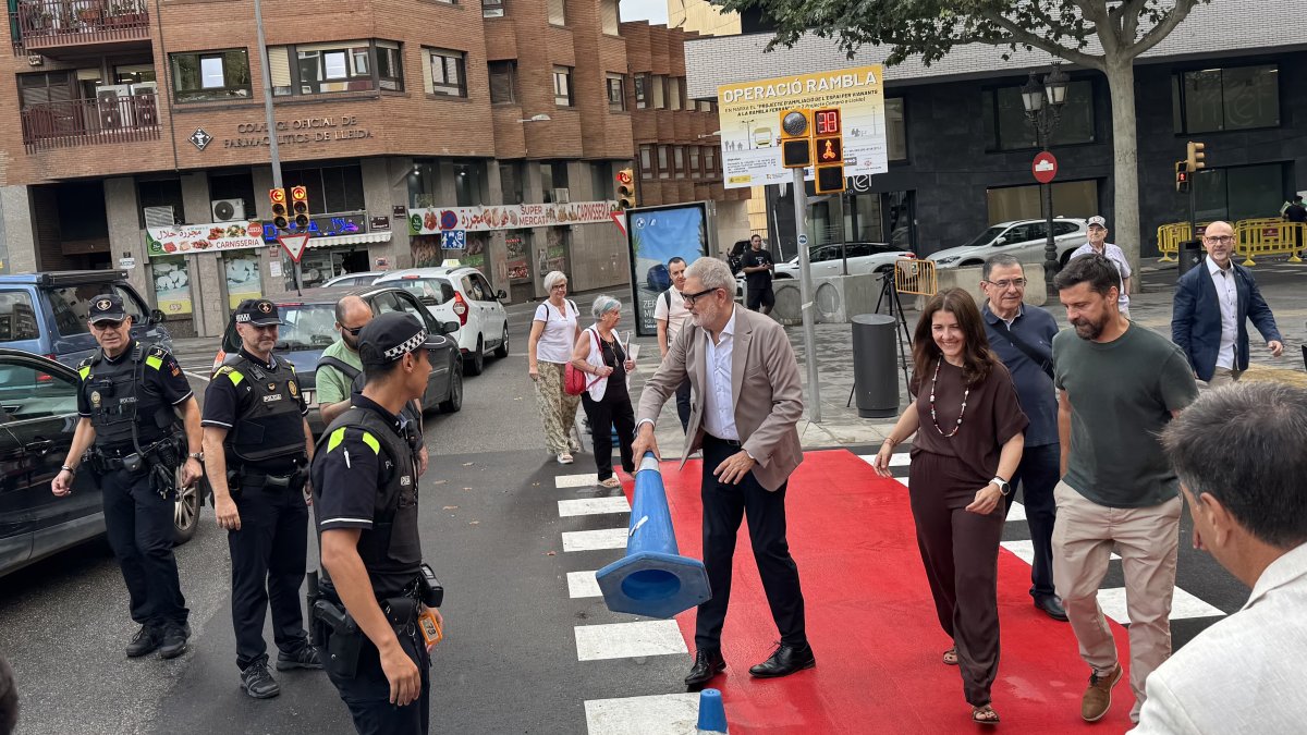 L’alcalde, Fèlix Larrosa, ha retirat els cons que tallaven la Rambla juntament amb veïns de Noguerola i els edils Carlos Enjuanes i Cristina Morón.