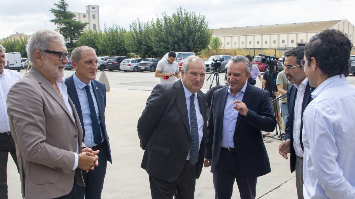 El ministre Hereu, acompanyat per les autoritats lleidatanes, a la seua arribada a l'escorxador de pollastres Avidel del grup Vall Companys.