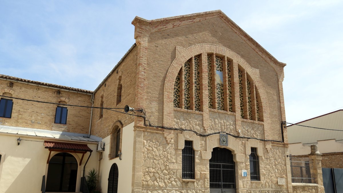 Façana de la Cooperativa l'Arbequina d'Arbeca, del 1919 i obra de Cèsar Martinell.