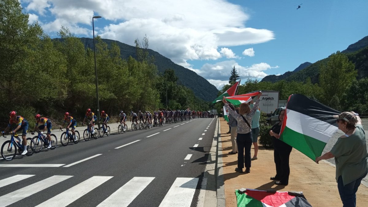 Banderas palestinas y protestas al paso de la Vuelta por territorio leridano