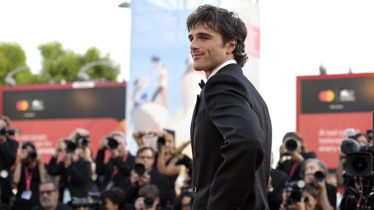 Jacob Elordi va arrasar ahir a la catifa roja de Venècia. - EFE