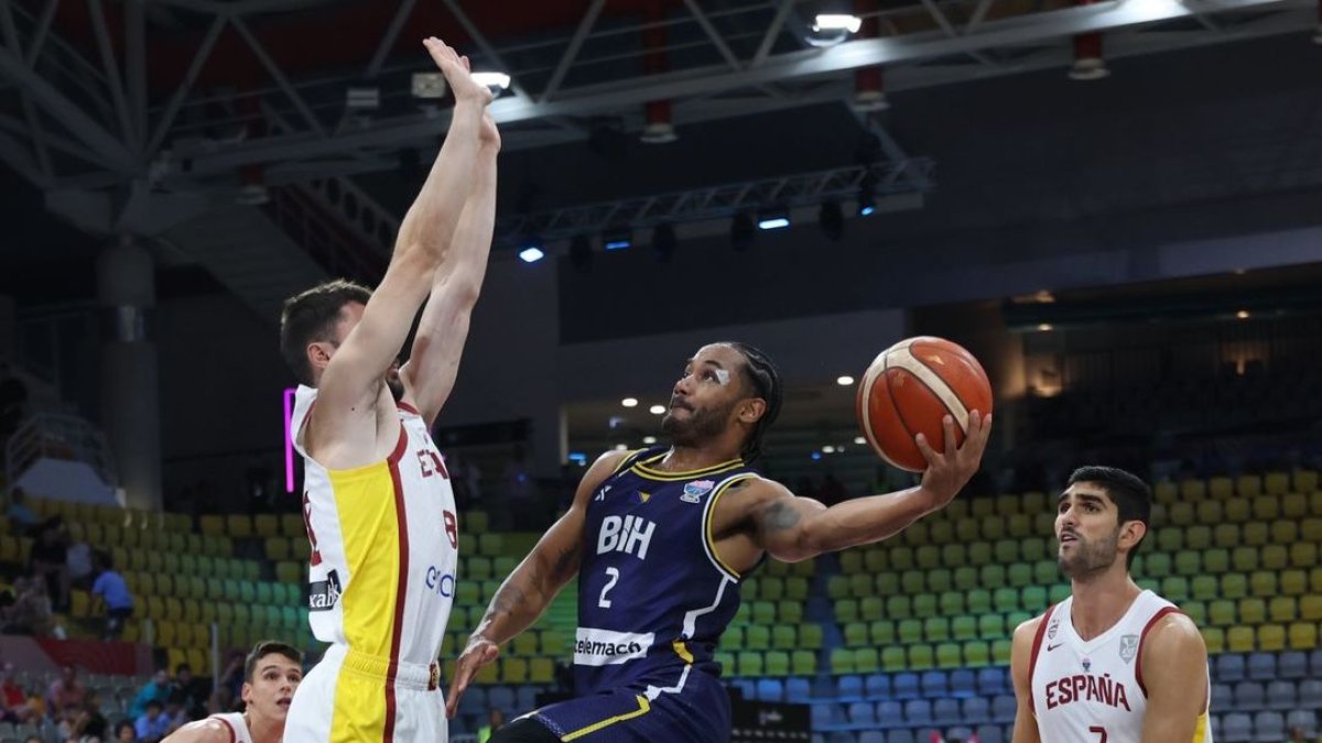 Willy intenta impedir el llançament de Roberson. - EFE