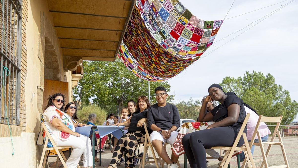 Veïns del Secà sota el tendal elaborat al taller de l’Espai Lleida Cuida. - JORDI ECHEVERRIA