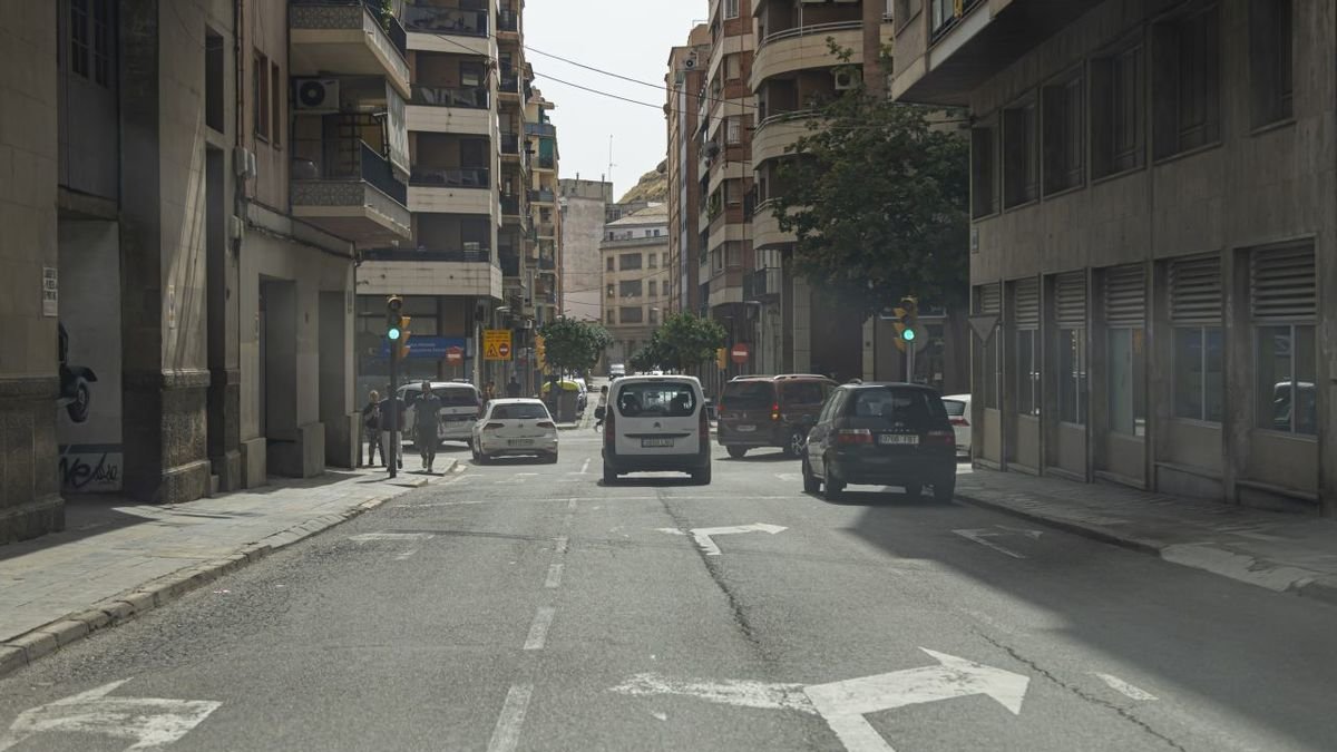 Tram del carrer Comtes d’Urgell amb tres carrils, on se n’eliminarà un per ampliar les voreres. - JORDI ECHEVARRIA