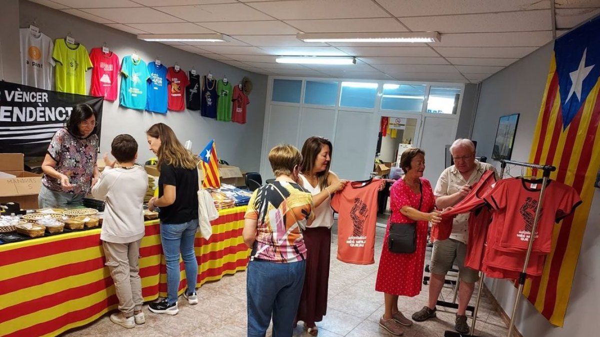 L’ANC ven samarretes a la seua seu del carrer Acadèmia. - J.M. CURRIÀ