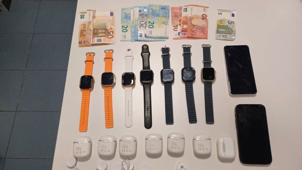 Els agents li van confiscar tres telèfons mòbils i set ‘smartwatch’ amb els seus carregadors. - MOSSOS D’ESQUADRA