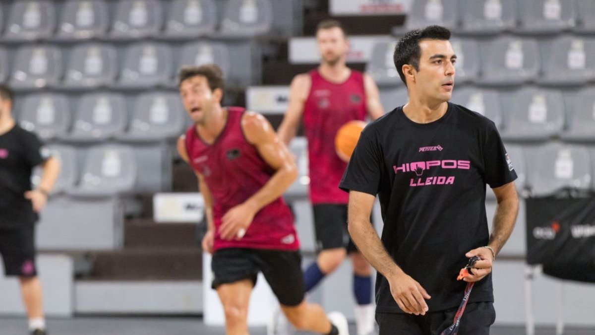 Gerard Encuentra, técnico del Hiopos, durante la pretemporada. - JAVI ENJUANES