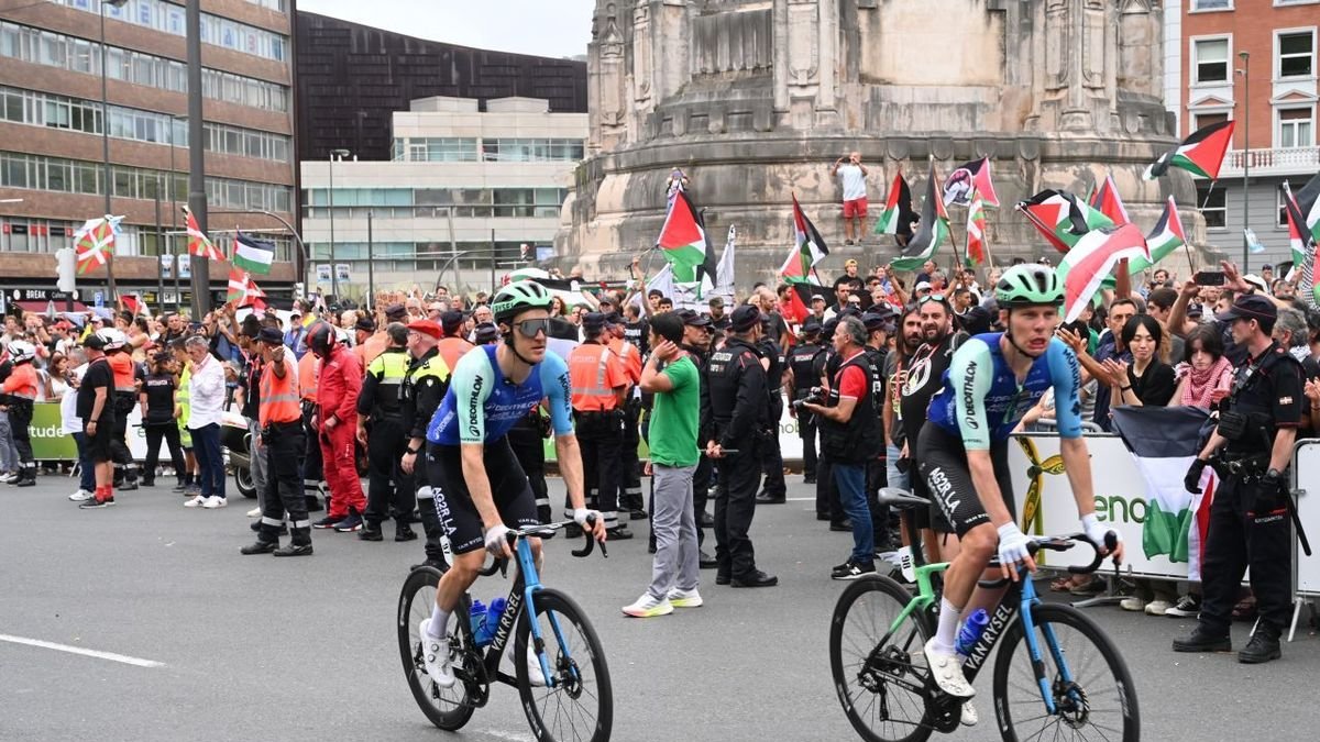 Bilbao se llenó de manifestantes propalestinos que pararon la prueba en un par de ocasiones. - EUROPA PRESS
