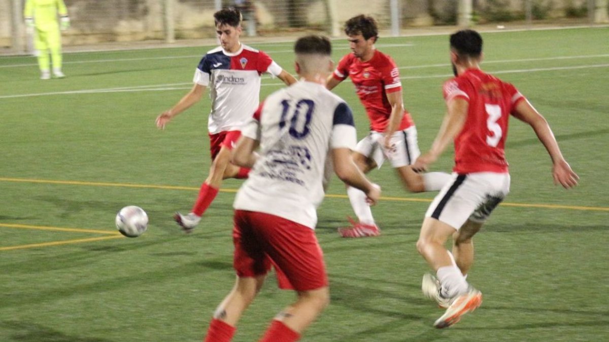 Una jugada del partido de ayer entre el Linyola y el Balaguer. - J.B.