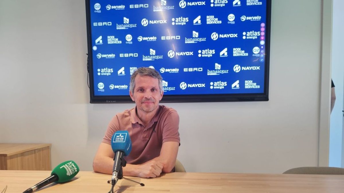 Xavier Bartolo, director deportivo del Atlètic Lleida, ayer durante su comparecencia ante los medios. - JCMC