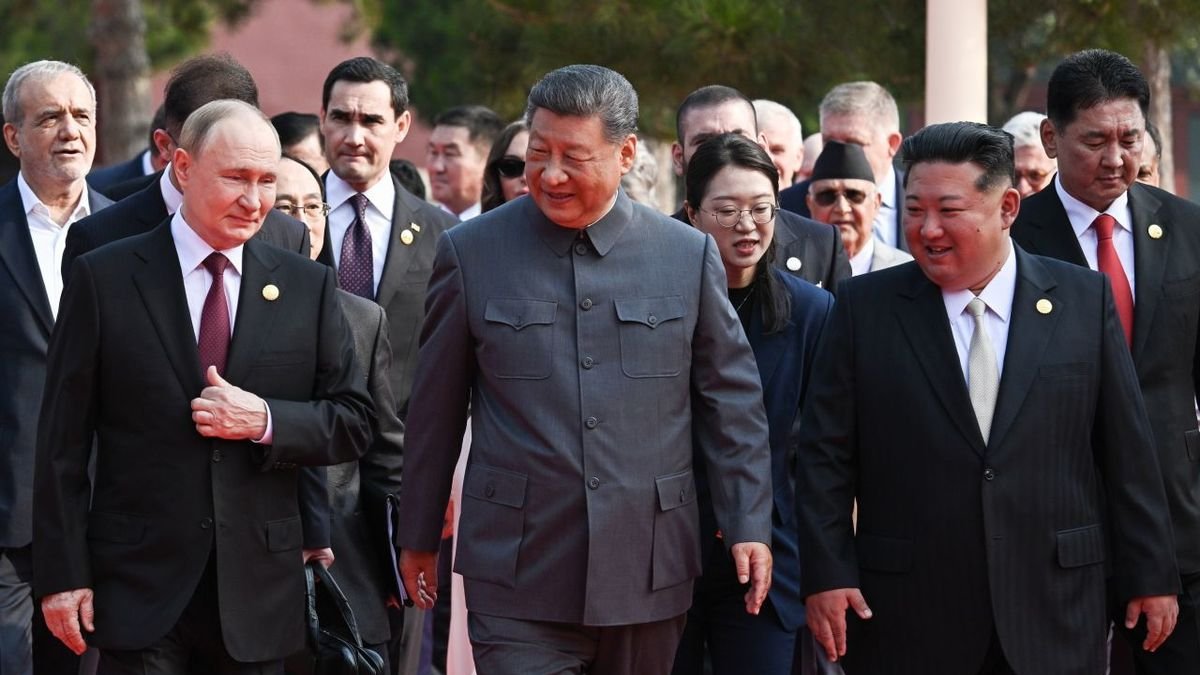 Vladímir Putin, Xi Jinping y Kim Jong-un, sonrientes en el desfile militar. - EUROPA PRESS