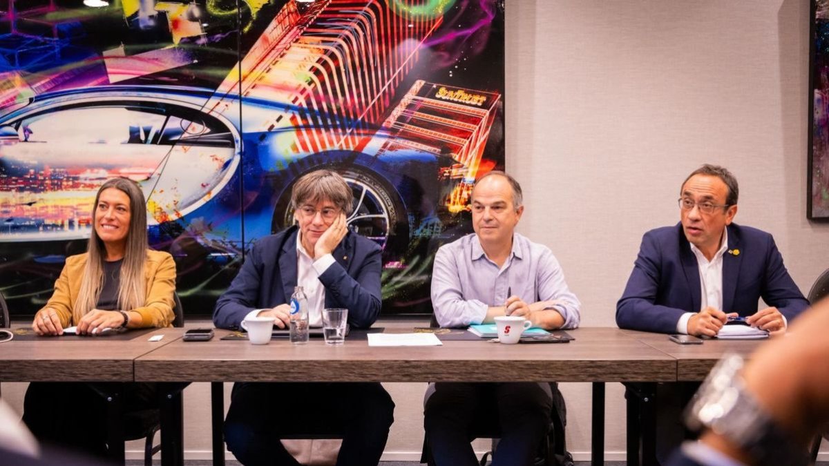 Puigdemont junto a otros miembros de Junts. - ACN