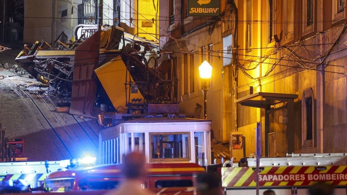 Los daños en el lugar donde descarriló el funicular. - EFE