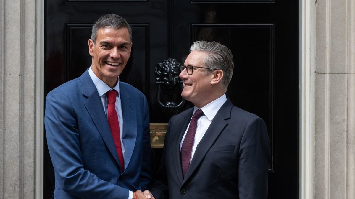 Pedro Sánchez y Keir Starmer en Downing Street. - EUROPA PRESS