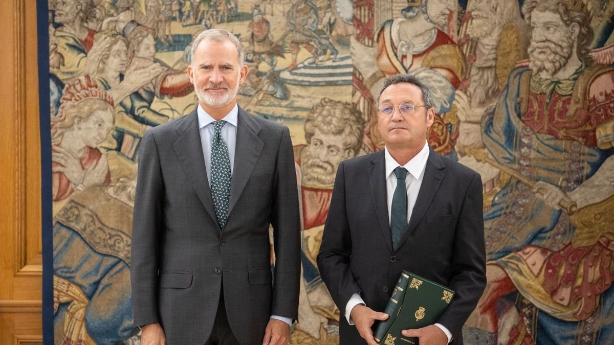 El rey Felipe VI junto al fiscal general, Álvaro García Ortiz, en el Palacio de la Zarzuela. - EUROPA PRESS