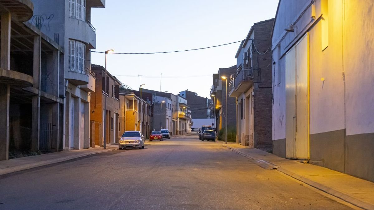 La calle de Alguaire donde ocurrió el trágico suceso el martes. - JORDI ECHEVARRIA