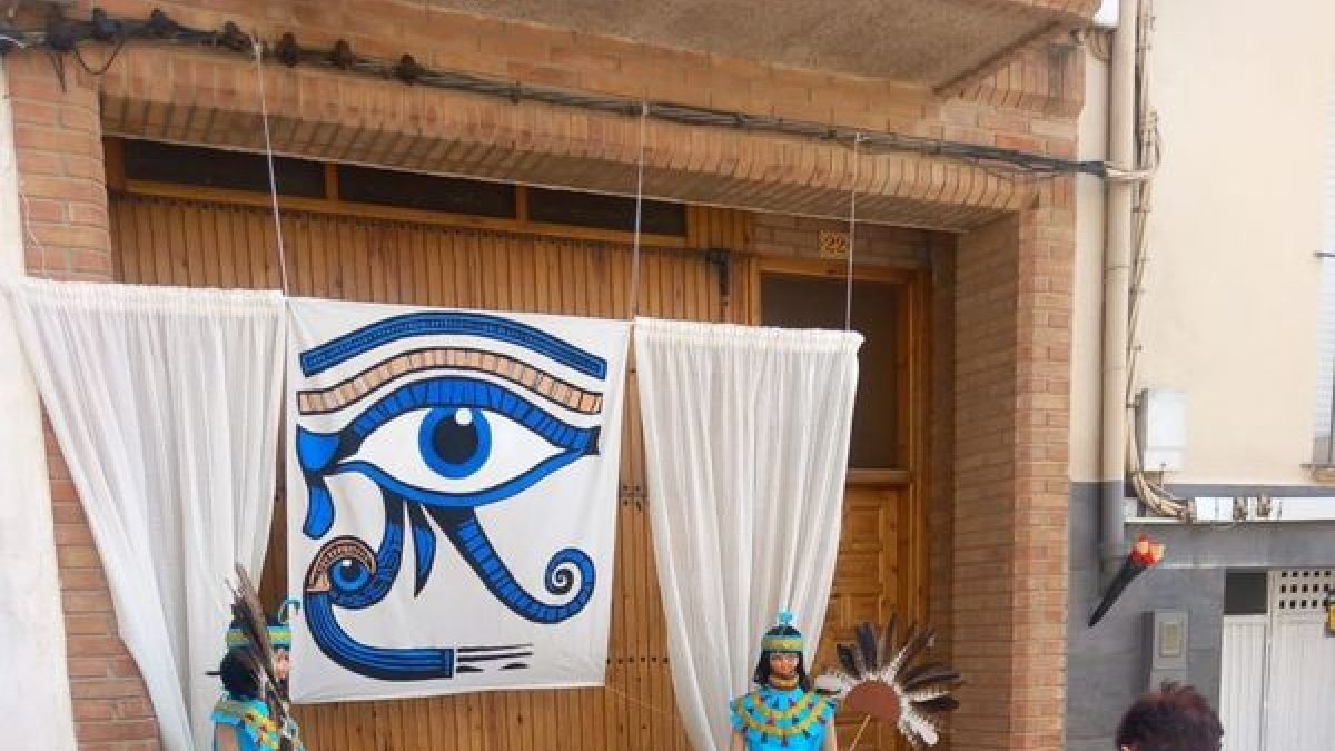 Una calle decorada con motivos que evocan el antiguo Egipto. - AJUNTAMENT DE MONTOLIU DE LLEIDA
