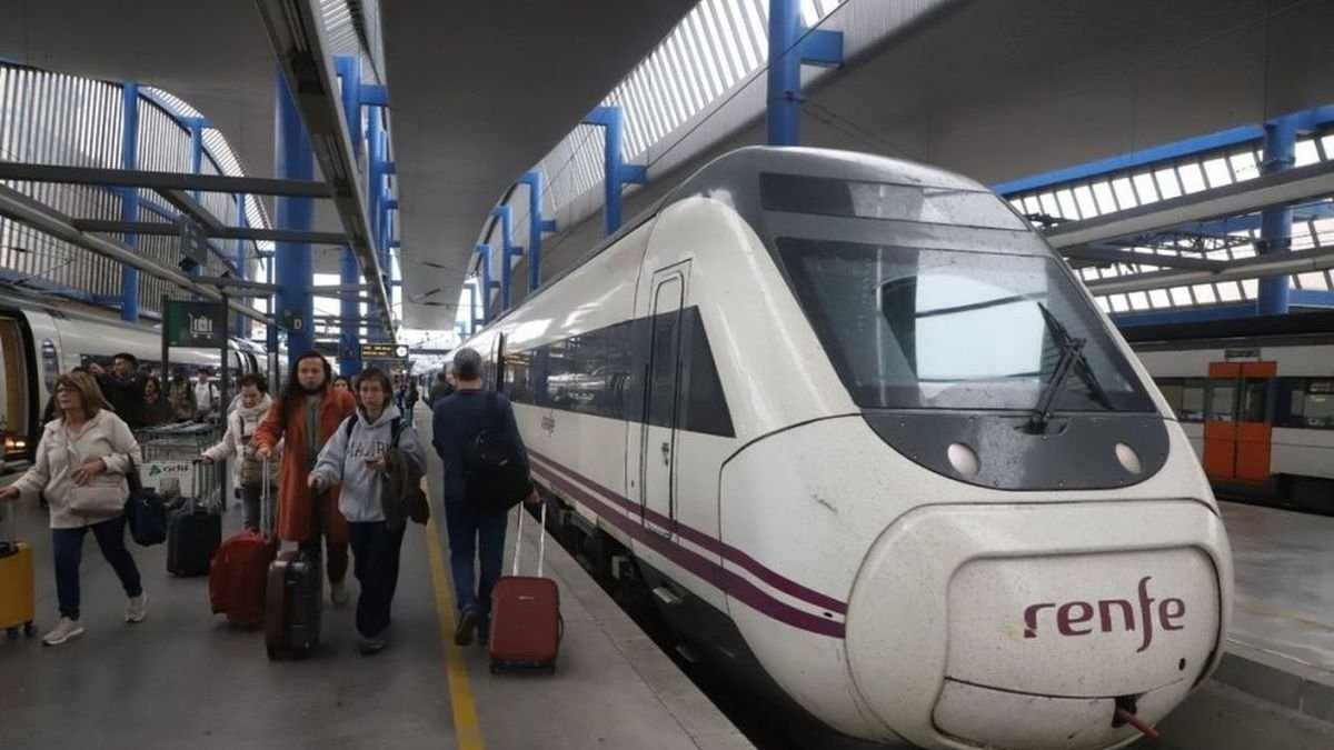 Imagen de archivo de un tren Avant en Lleida. - AMADO FORROLLA