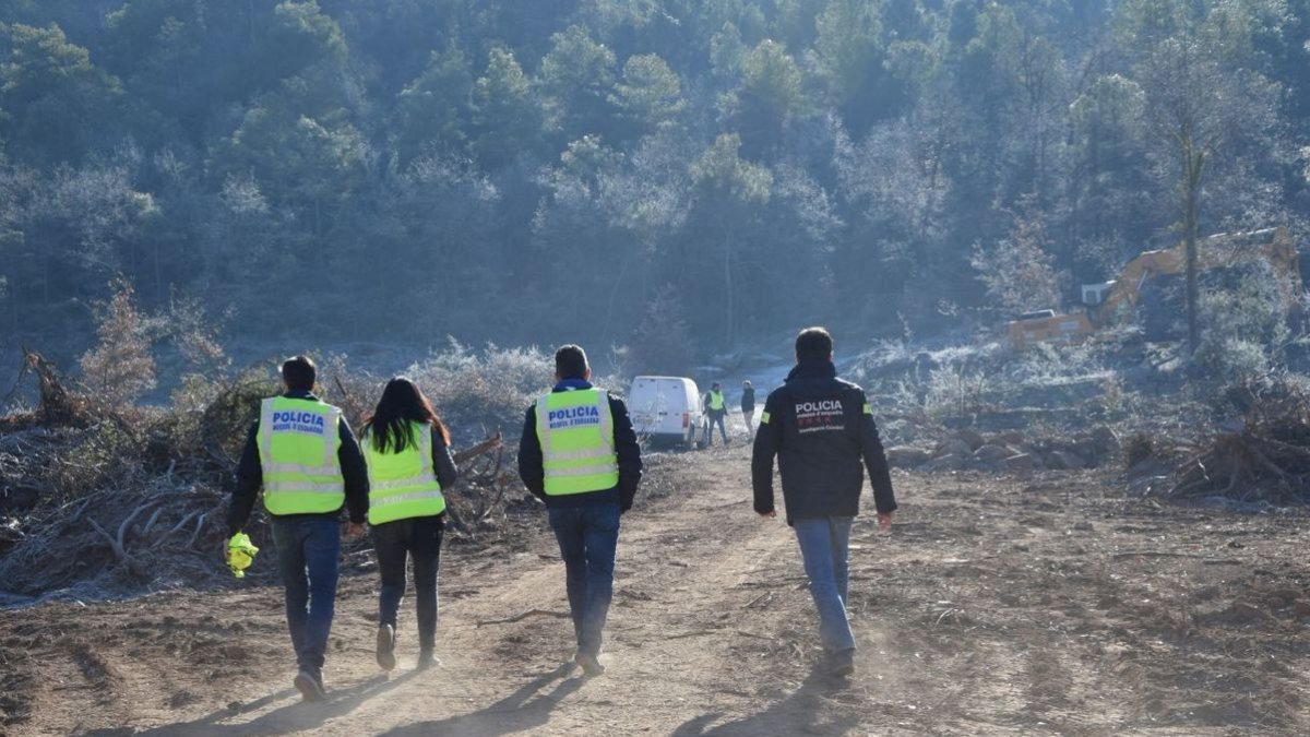 Agentes de los Mossos d’Esquadra en la zona del crimen poco después de los hechos. - C. SANS