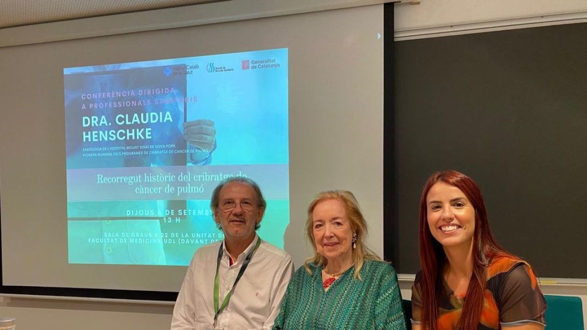 Els doctors lleidatans Ferran Barbé i Jessica González, ahir amb Claudia Henschke (al centre). - ICS