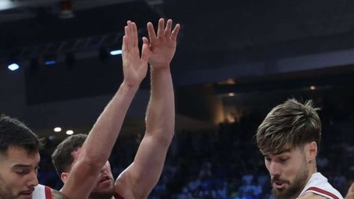 Els Hernangómez i Parra proven de parar Antetokounmpo. - EFE