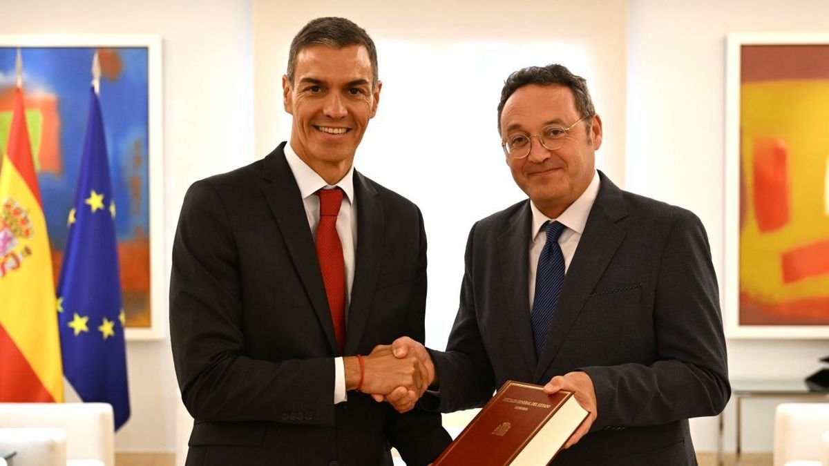 Pedro Sánchez rep la Memòria de la Fiscalia per part d’Álvaro García Ortiz. - ACN