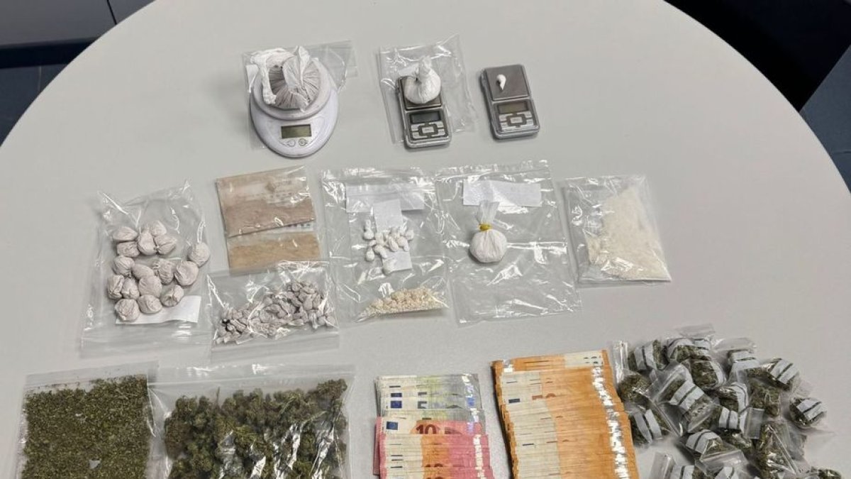 La droga y el dinero decomisados por los agentes en el domicilio del detenido. - MOSSOS D’ESQUADRA