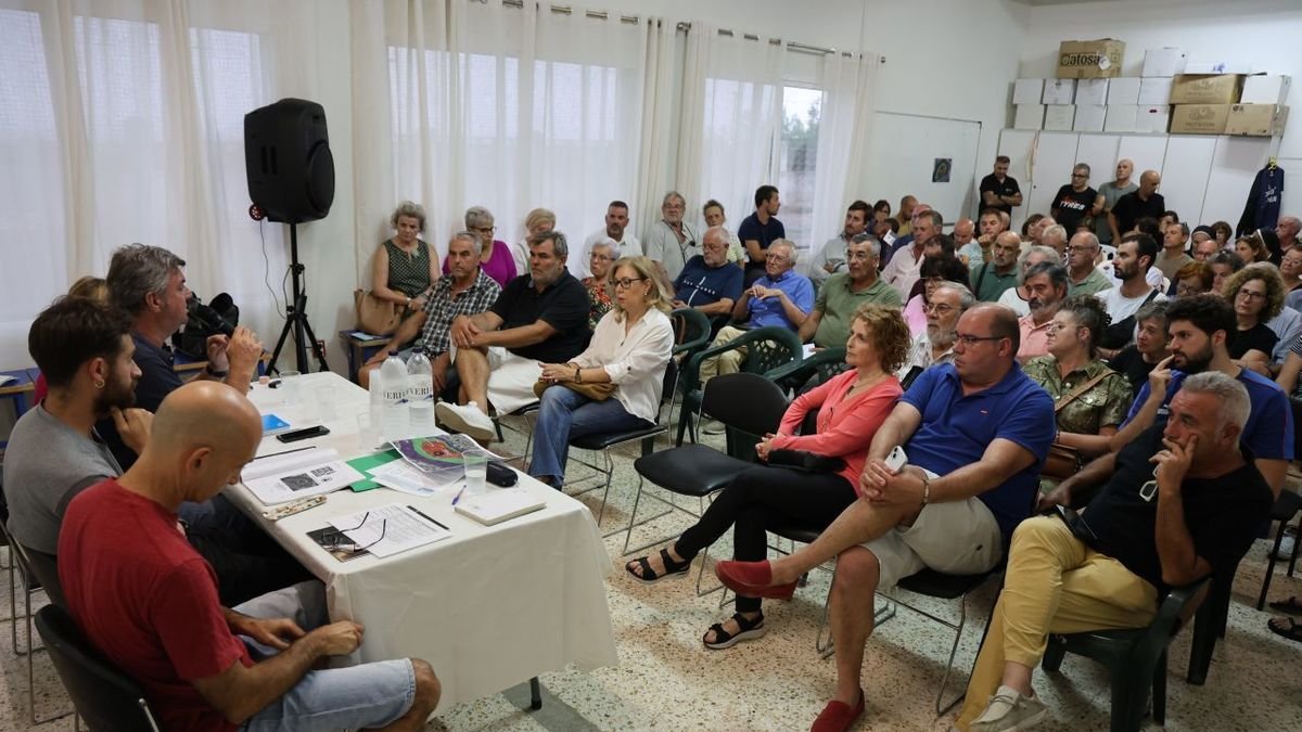 Veïns de l’Horta es van reunir la setmana passada per discutir la seua estratègia contra el projecte. - AMADO FORROLLA