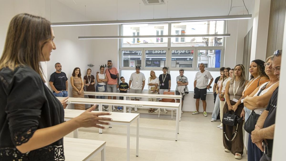 Boldú va ensenyar les instal·lacions als nous alumnes d’FP de l’acadèmia General d’Estudis. - JORDI ECHEVARRIA