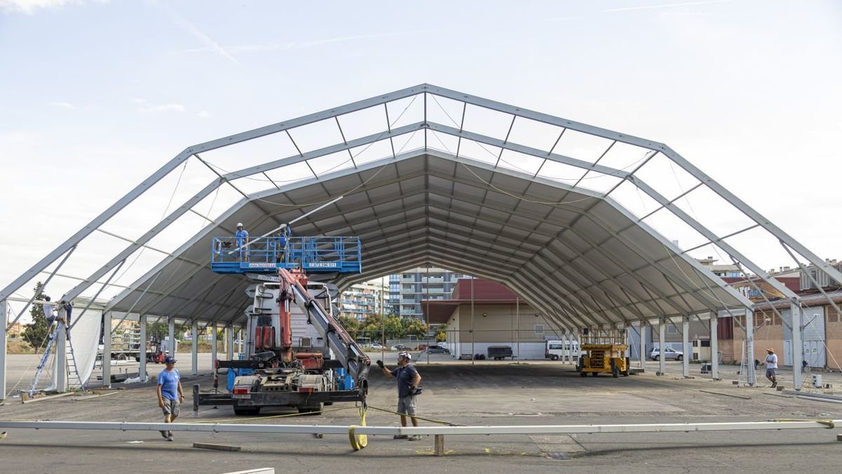 Els treballs de muntatge de la gran carpa a la Fira de Lleida. - JORDI ECHEVARRIA