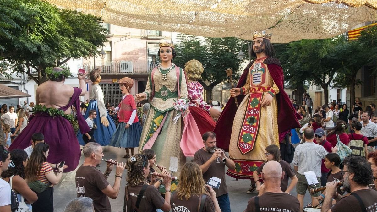 En Guissona la ‘ballada’ de ‘gegants’ tuvo la presencia de la Colla Gegantera de Poblenou. - LAIA PEDRÓS