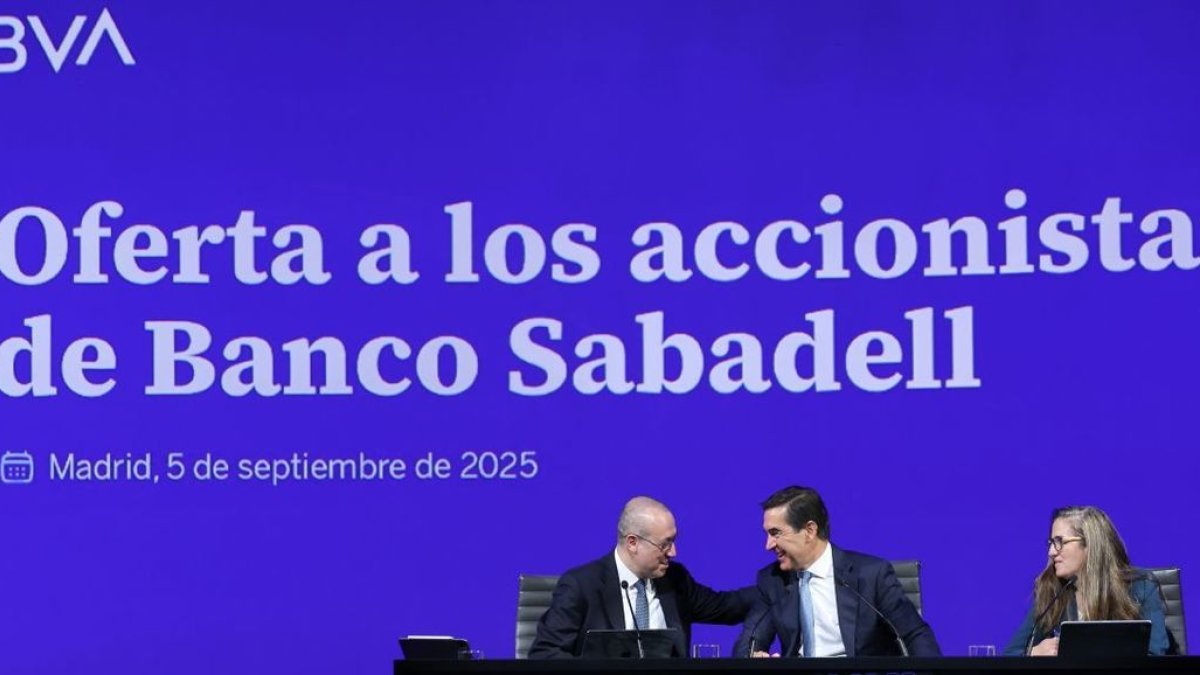 Carlos Torres , Onur Genç i Paula Puyoles, en roda de premsa. - BBVA