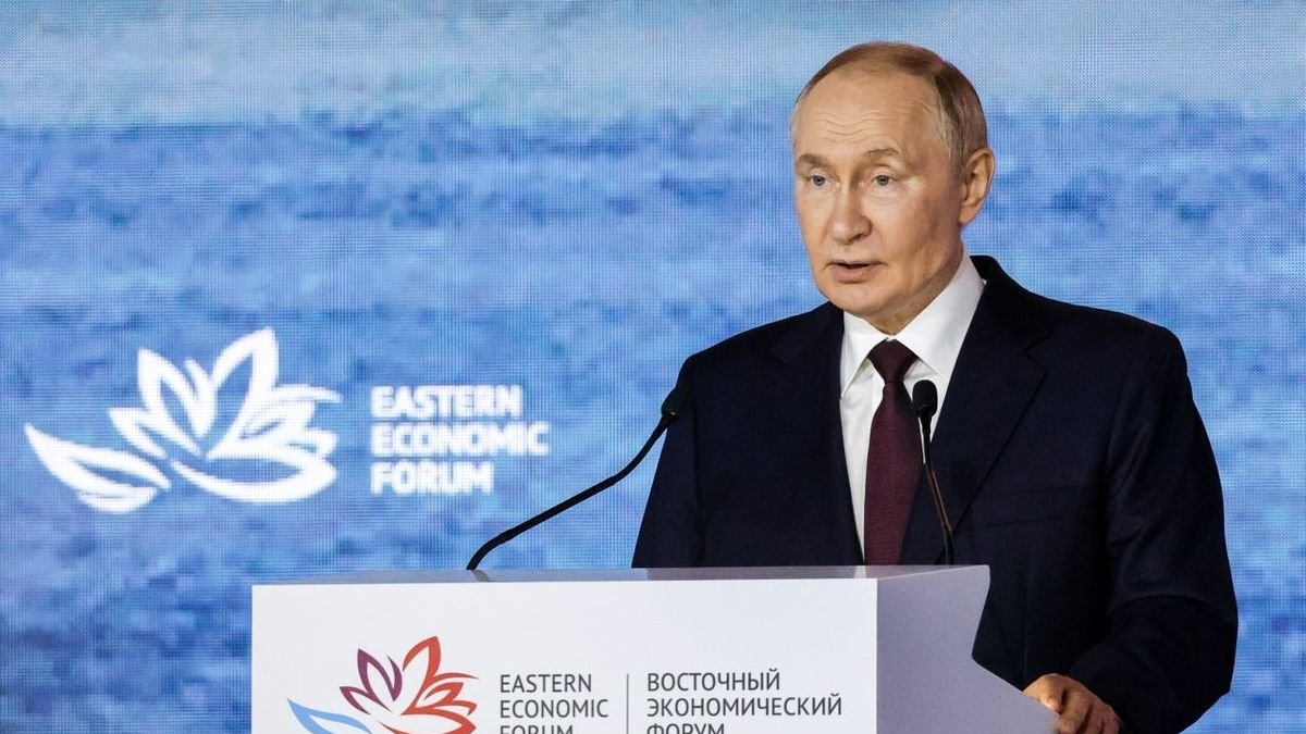Vladímir Putin en un fòrum econòmic a Vladivostok (Rússia). - EUROPA PRESS