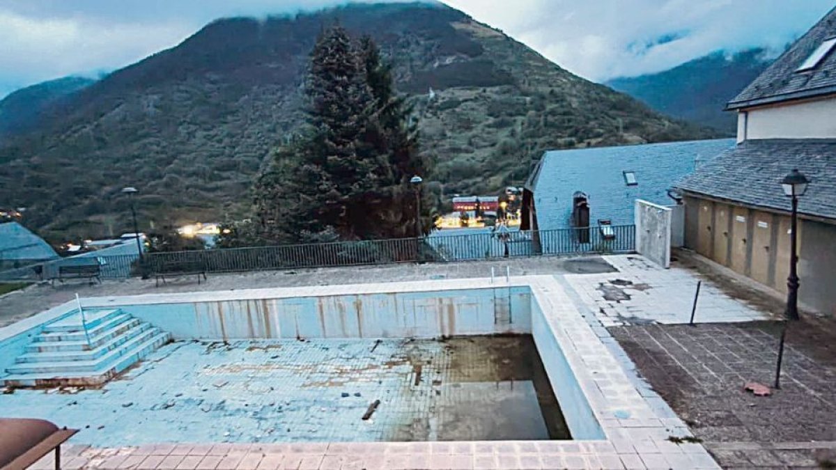 Era piscina de Gausac pòrte cinc ans barrada. - EMD DE GAUSAC