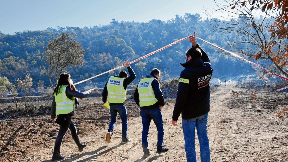 Agentes de los Mossos d’Esquadra en el lugar donde fue hallada la víctima, el 25 de enero de 2022. - C. SANS
