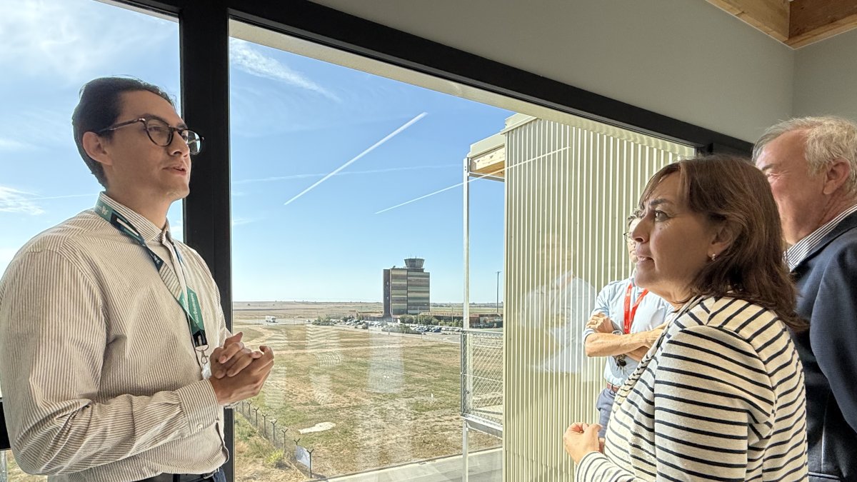 La consellera de Territori, Sílvia Paneque, visitando la residencia de pilotos en formación del aeropuerto de Lleida-Alguaire.