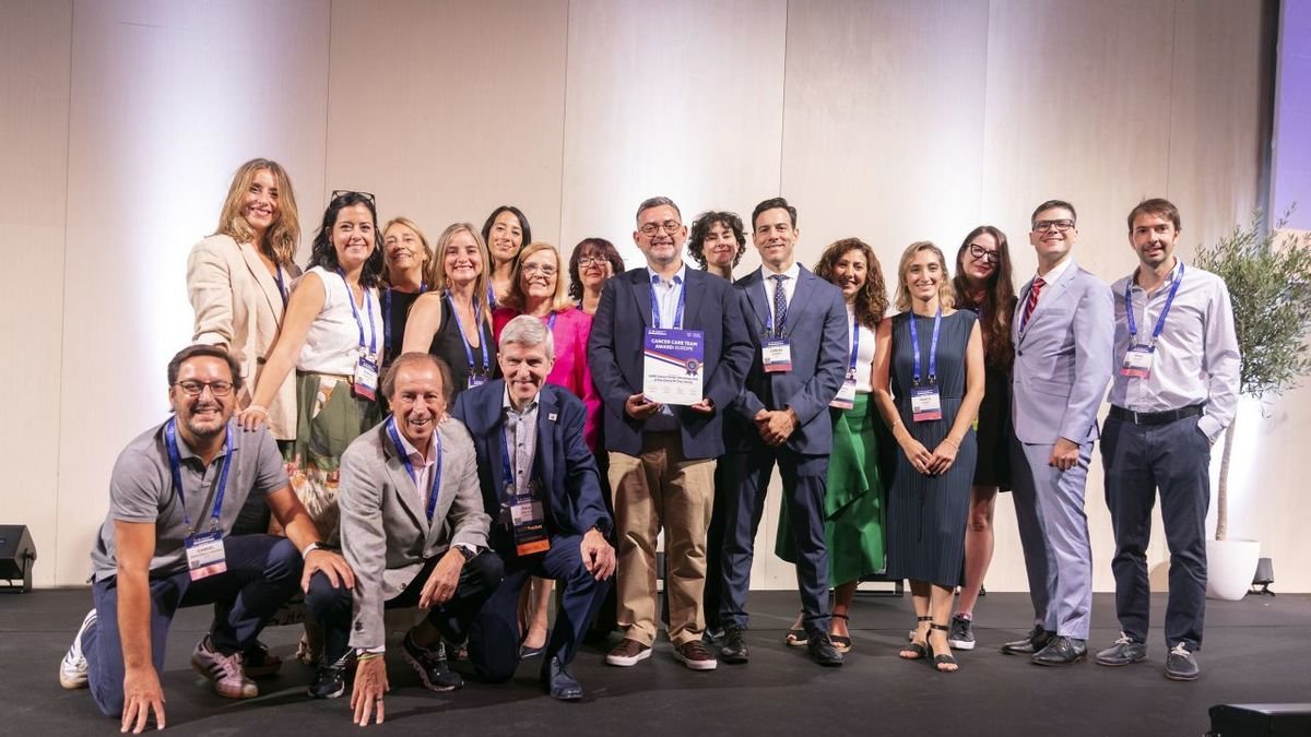 Profesionales y directivos de Clínicas Mi recibieron el galardón ayer en Barcelona. - MI NOVALIANÇA