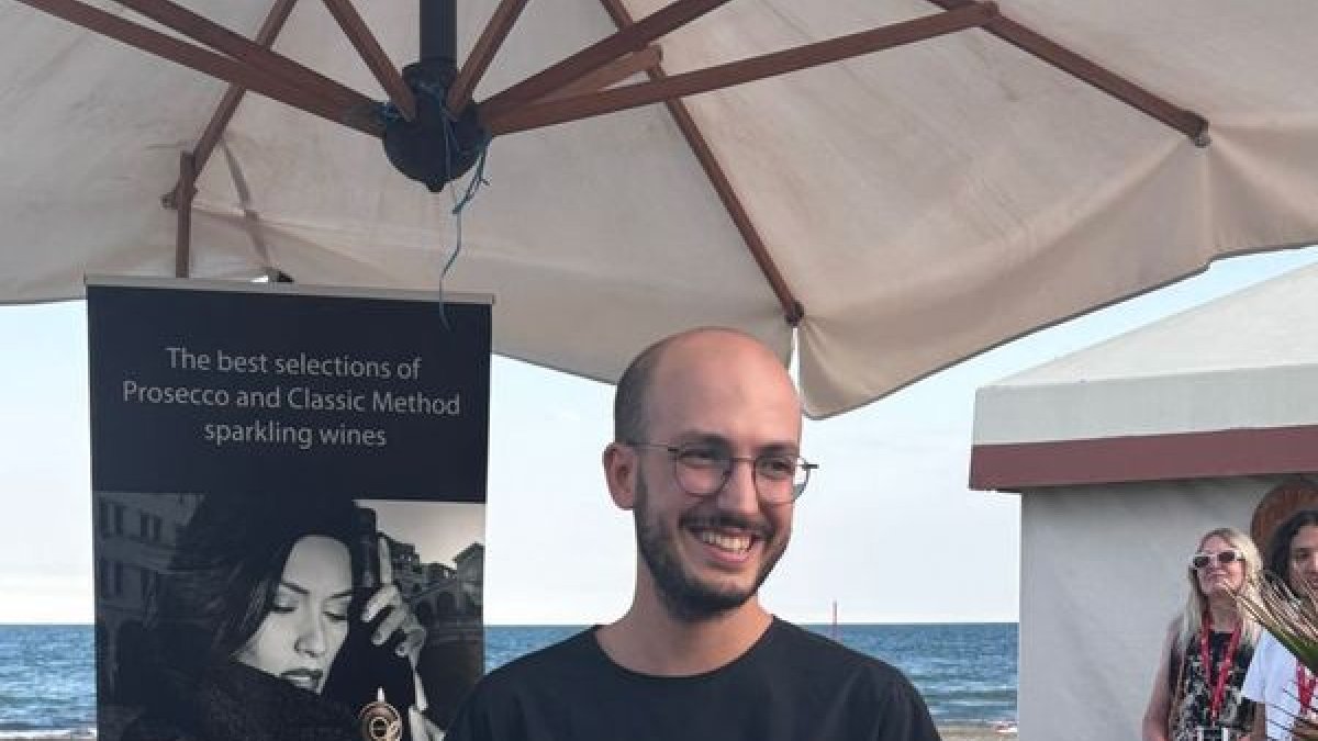 Jaume Claret, director de la pel·lícula, amb el Bisato d’Oro del Festival de Venècia.
