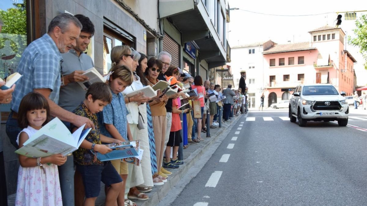 Familias enteras participaron en la ‘Carrerada de Llibres’. - C.SANS