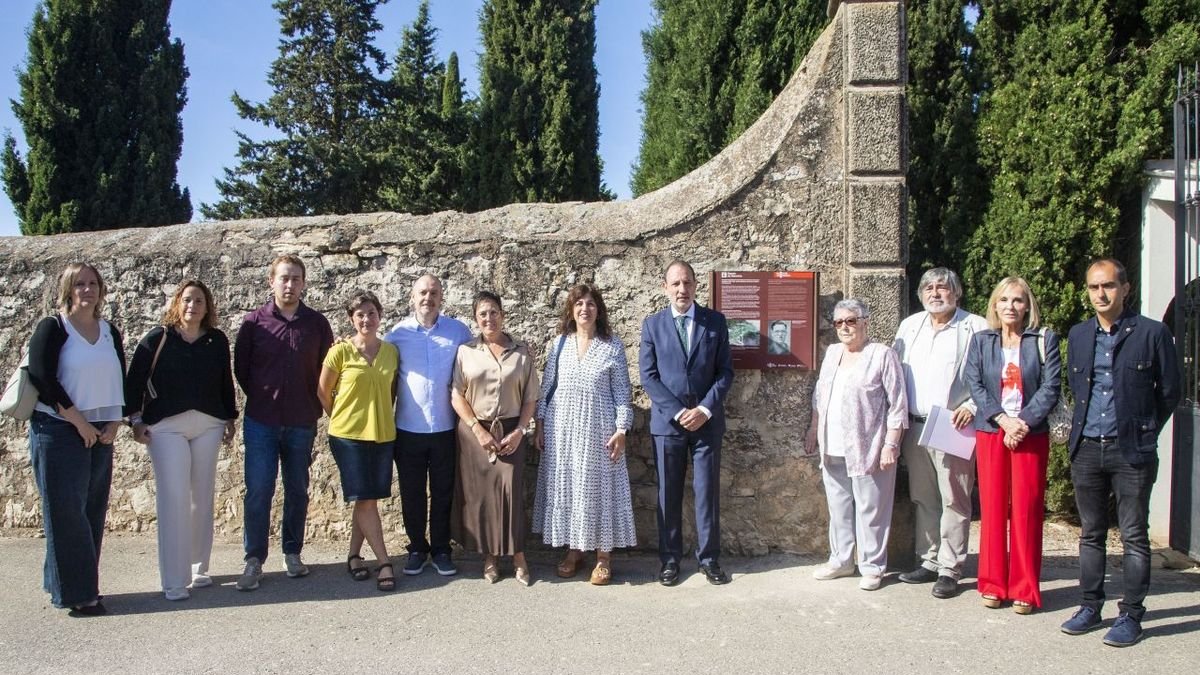 Familiares de Julio Lizana y autoridades junto a la placa que se descubrió ayer en Claravalls. - LAIA PEDRÓS