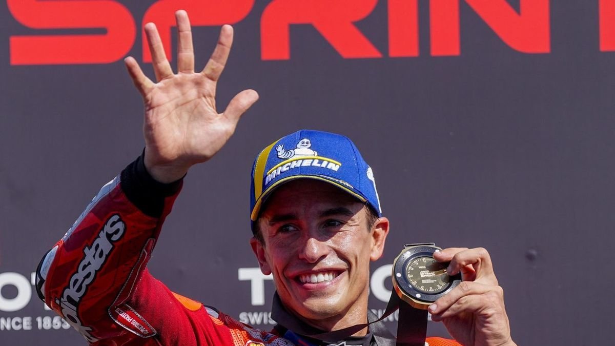 Marc Márquez saluda l’afició amb la medalla de guanyador de la prova esprint. - EFE