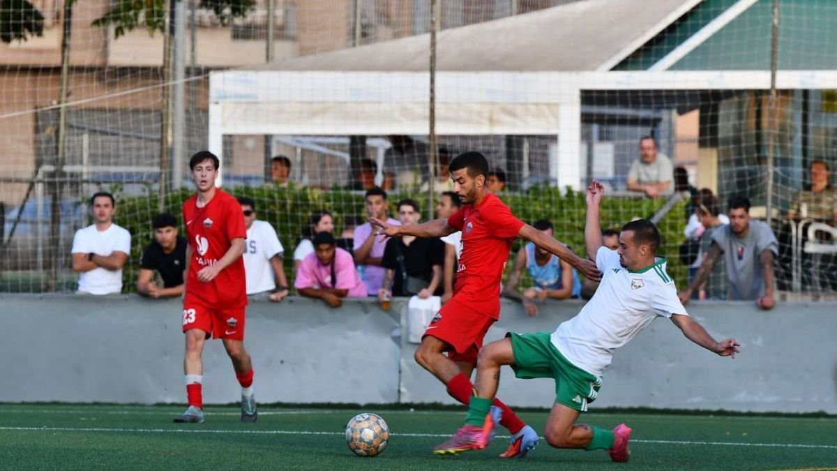 Un jugador del Balàfia fa una entrada a un rival, de l’Alpicat. - IRIS SOLÀ